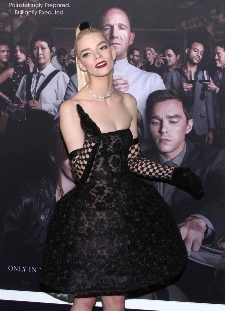 Anya Taylor-Joy y su look barroco de alto impacto para la presentación de su última película