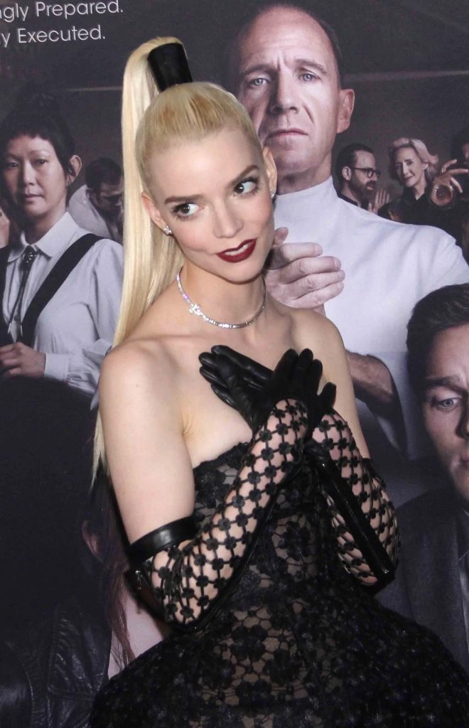 Anya Taylor-Joy y su look barroco de alto impacto para la presentación de su última película