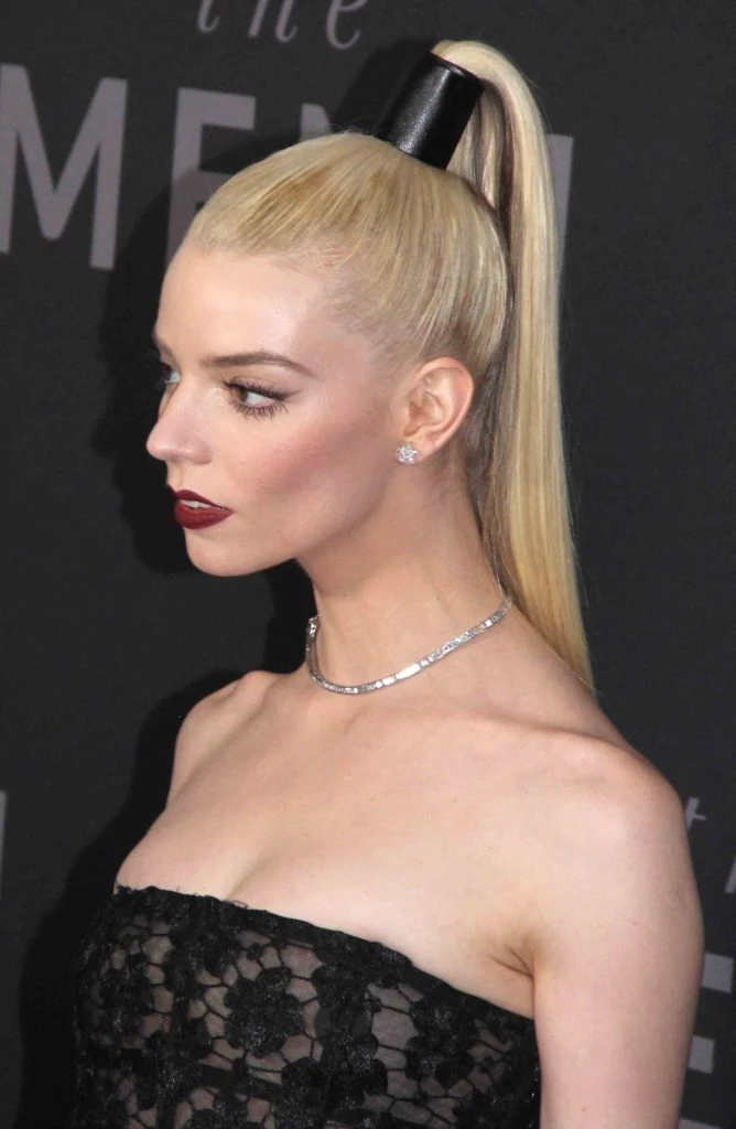 Anya Taylor-Joy y su look barroco de alto impacto para la presentación de su última película