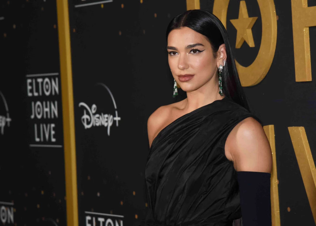 Dua Lipa optó por un look old Hollywood de alto impacto para acompañar al Elton John en su show de despedida
