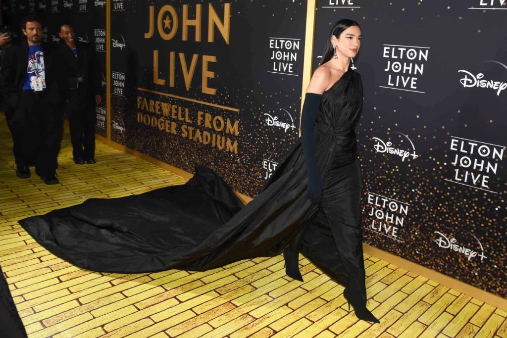 Dua Lipa optó por un look old Hollywood de alto impacto para acompañar al Elton John en su show de despedida