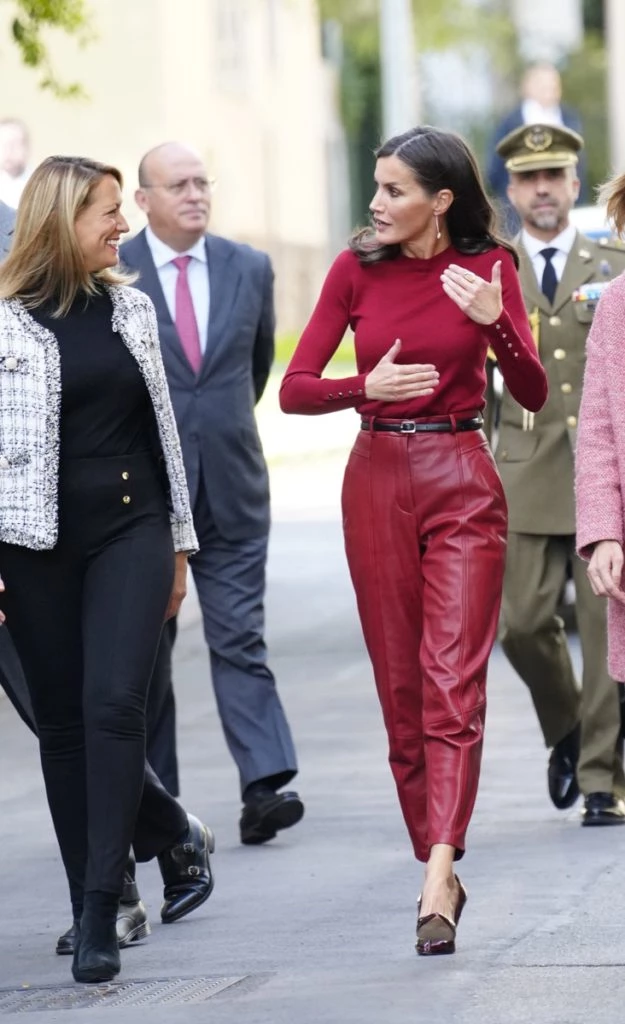 Letizia con pantalones de cuero
