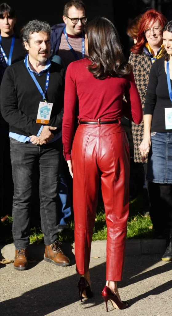 Letizia con pantalones de cuero