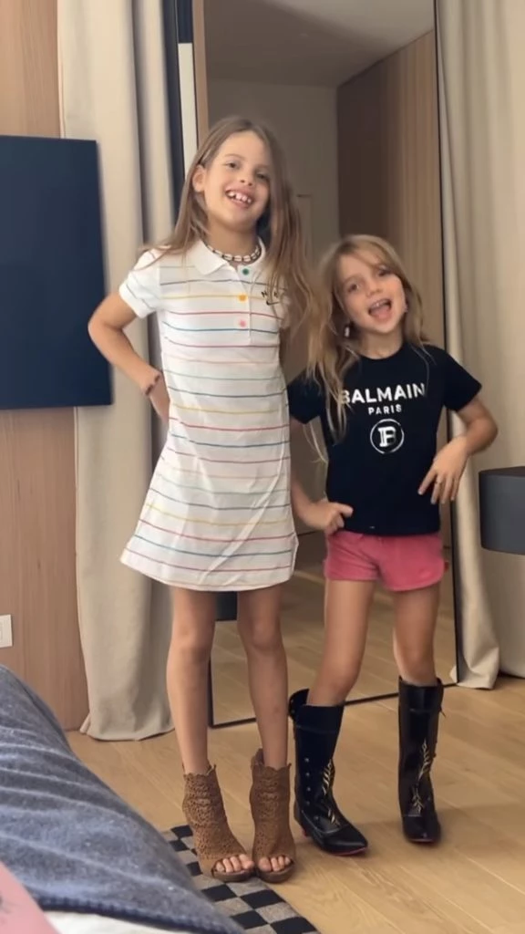 Las hijas de Wanda Nara jugando con sus zapatos. Foto: Instagram.