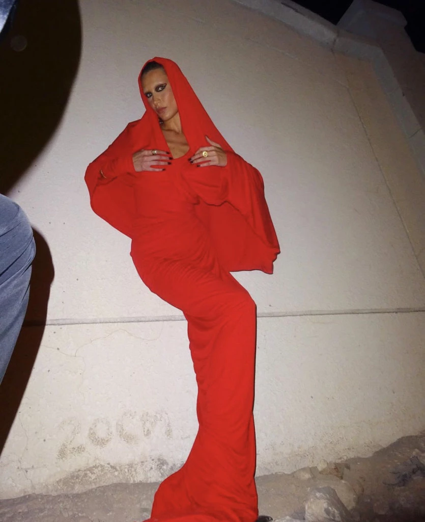 Bella Hadid y su vestido capucha by Schiaparelli. Foto: Instagram.