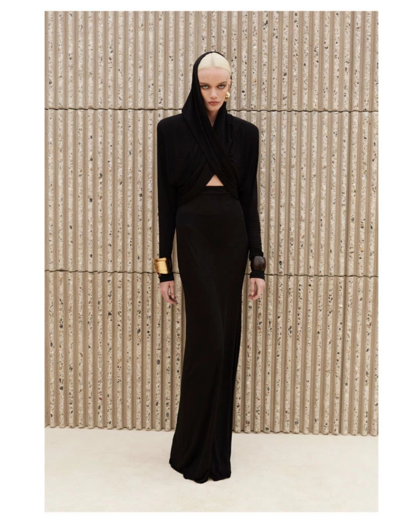 Vestido capucha by Saint Laurent. Foto: Instagram.