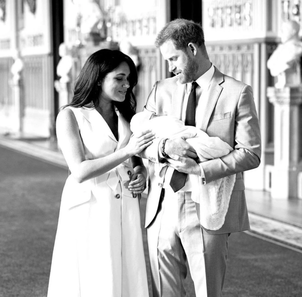 Harry y Meghan con su primer hijo Archie. Foto: Instagram.
