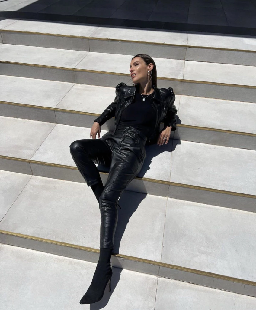 Pampita y su look de cuero negro. Foto: Instagram.