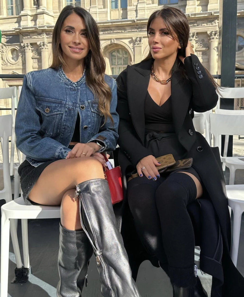 Antonela y Daniella juntas en el desfile de Louis Vuitton. Foto: Instagram.
