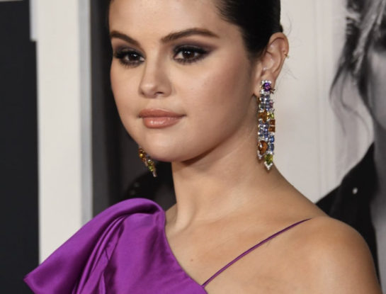 Selena Gomez apostó por un look barbiecore para la presentación de su documental