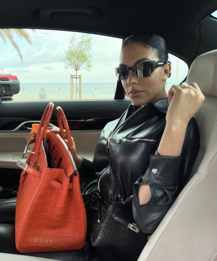 Georgina Rodríguez se suma a la tendencia de la doble cartera. Foto: Instagram.