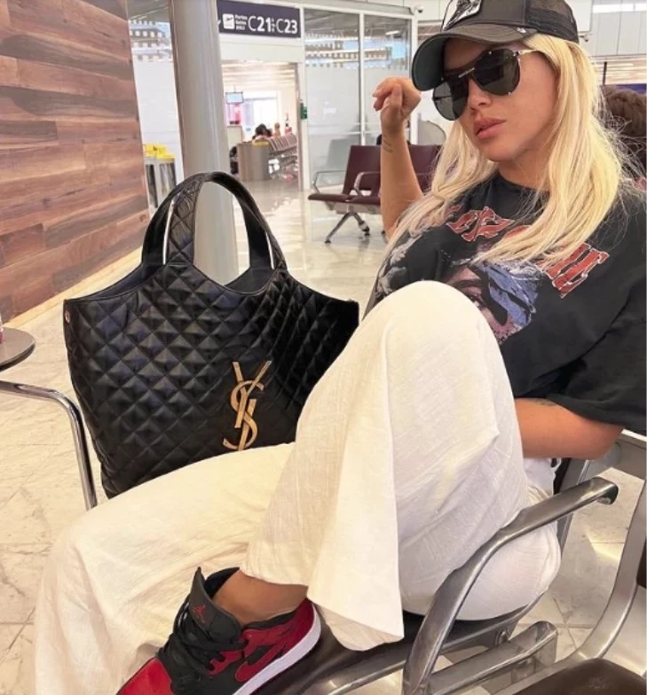 Wanda Nara y su cartera YSL. Foto: Instagram.