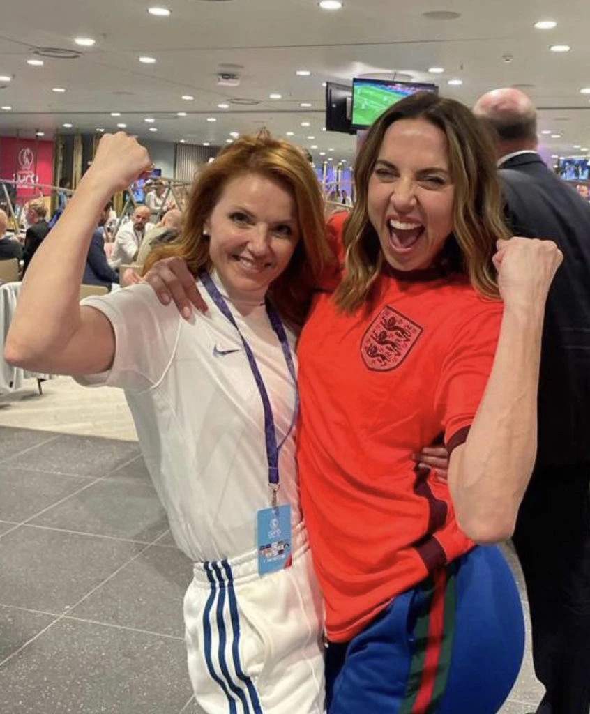 Mel C y Geri de las Spice girls viendo un partido de fútbol. Foto: Instagram.