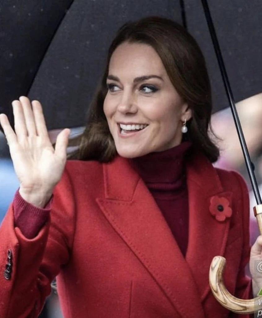 Kate Middleton bajo la lluvia asistió a un partido de Rugby. Foto: Instagram. 
