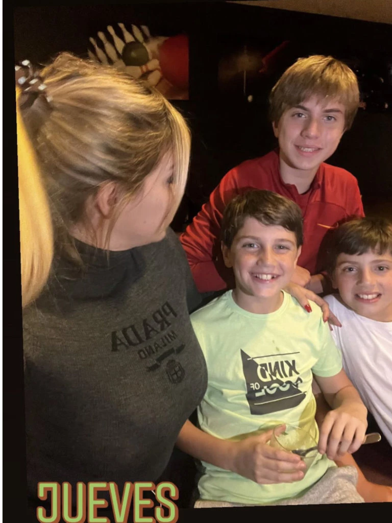 Wanda Nara jugando al bowling con sus hijos, luciendo su suéter Prada. Foto: Instagram.