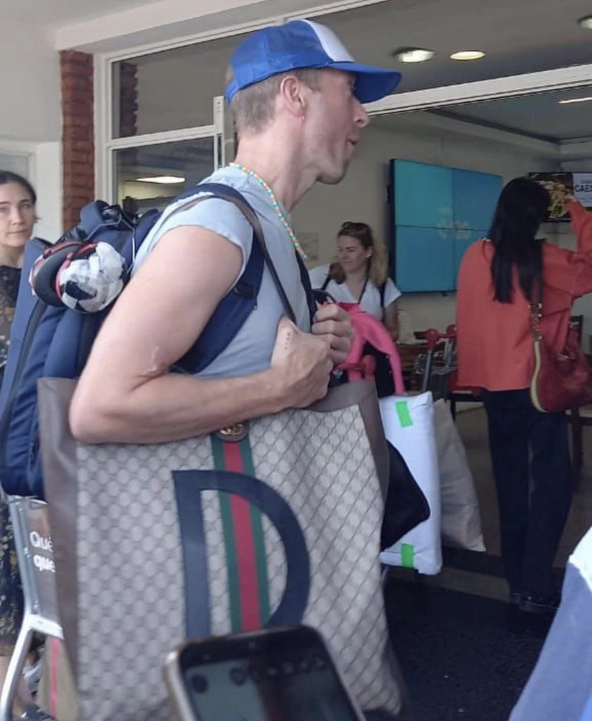 Chris Martin llevó el bolso Gucci de Dakota. Foto: Instagram.