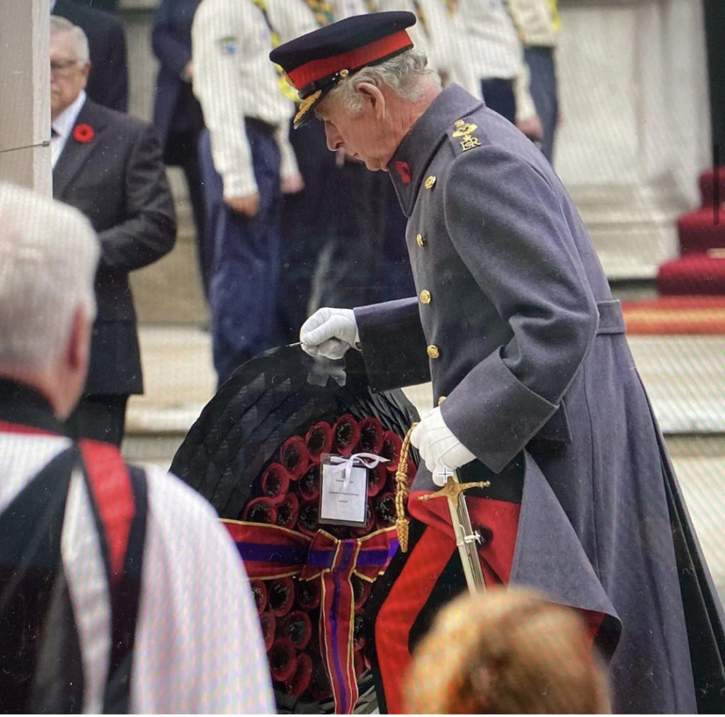 El rey Carlos III dejando una ofrenda en un monumento. Foto: Instagram.