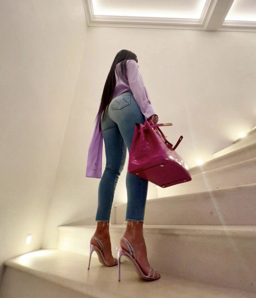 Georgina Rodríguez y su cartera rosa. Foto: Instagram.