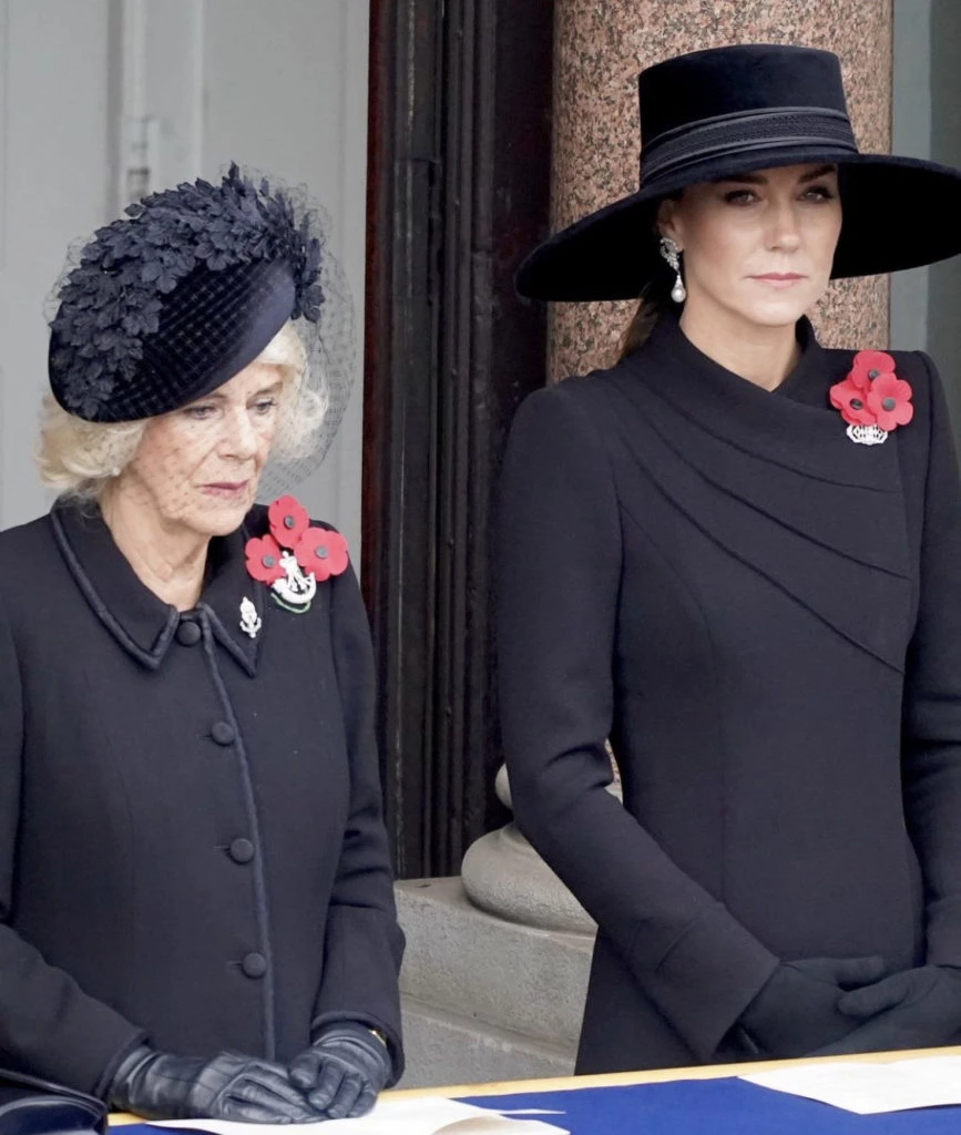 Kate Middleton, en el Día del Recuerdo a los Caídos luciendo los aros de Lady Di, junto a Camilla. Foto: Instagram.
