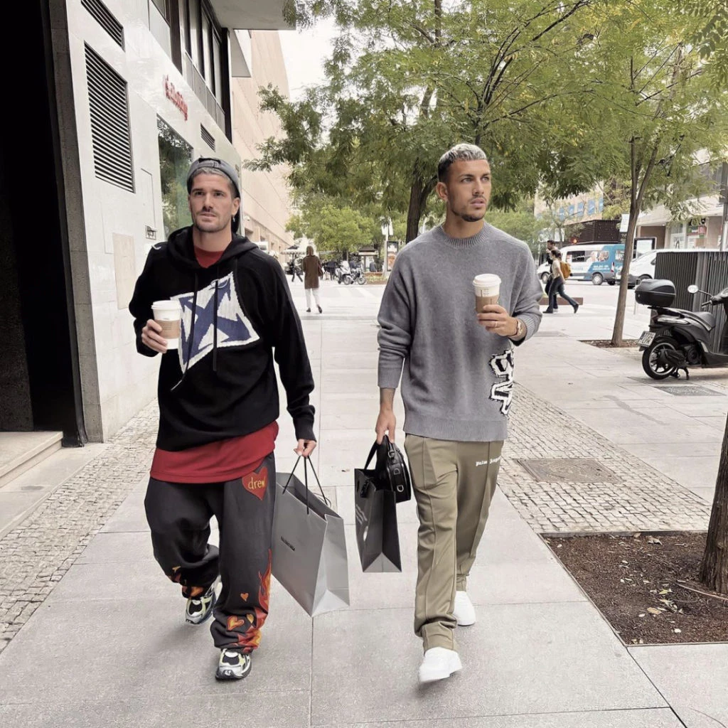 De Paul y Paredes de shopping con bolsa Balenciaga a la vista. Foto: Instagram.