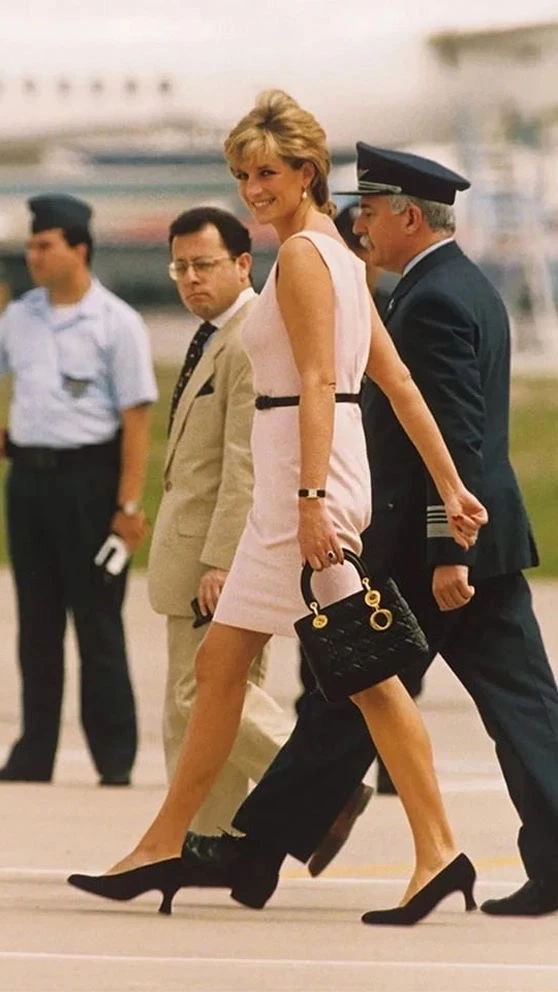 Lady Di llegando a Argenina con su Lady Dior. Foto: Pinterest.
