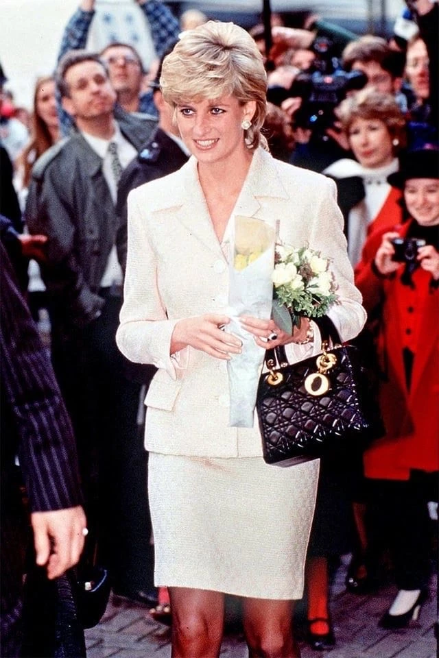 Lady Di y su bolso Dior. Foto: Pinterest.