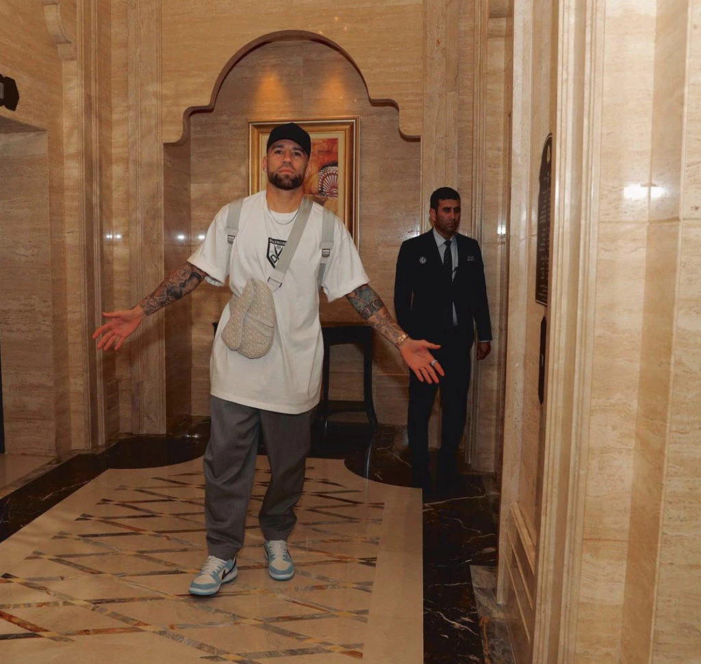 Nicolás Otamendi llegando súper trendy a Qatar. Foto: Instagram. 