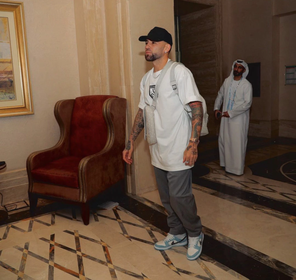 Nicolás Otamendi llegando súper trendy a Qatar. Foto: Instagram. 