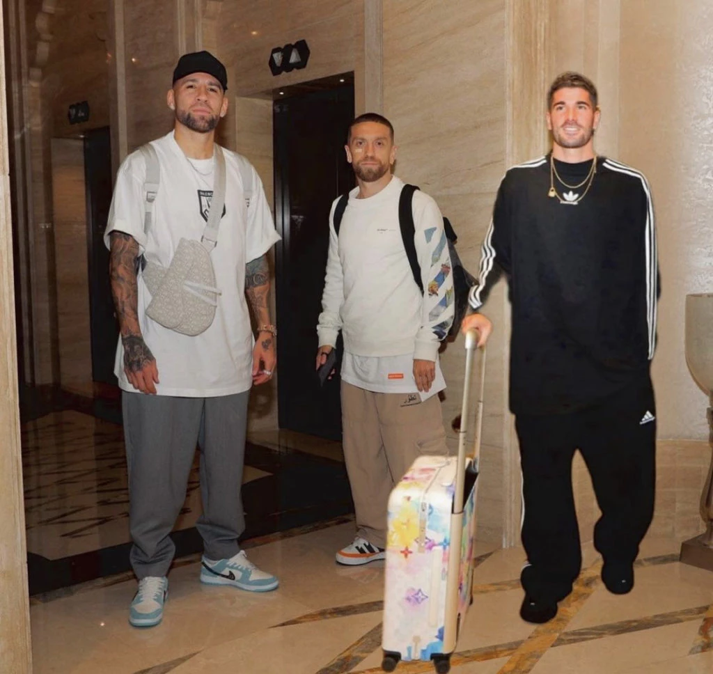 Nicolás Otamendi llegando súper trendy a Qatar. Foto: Instagram. 