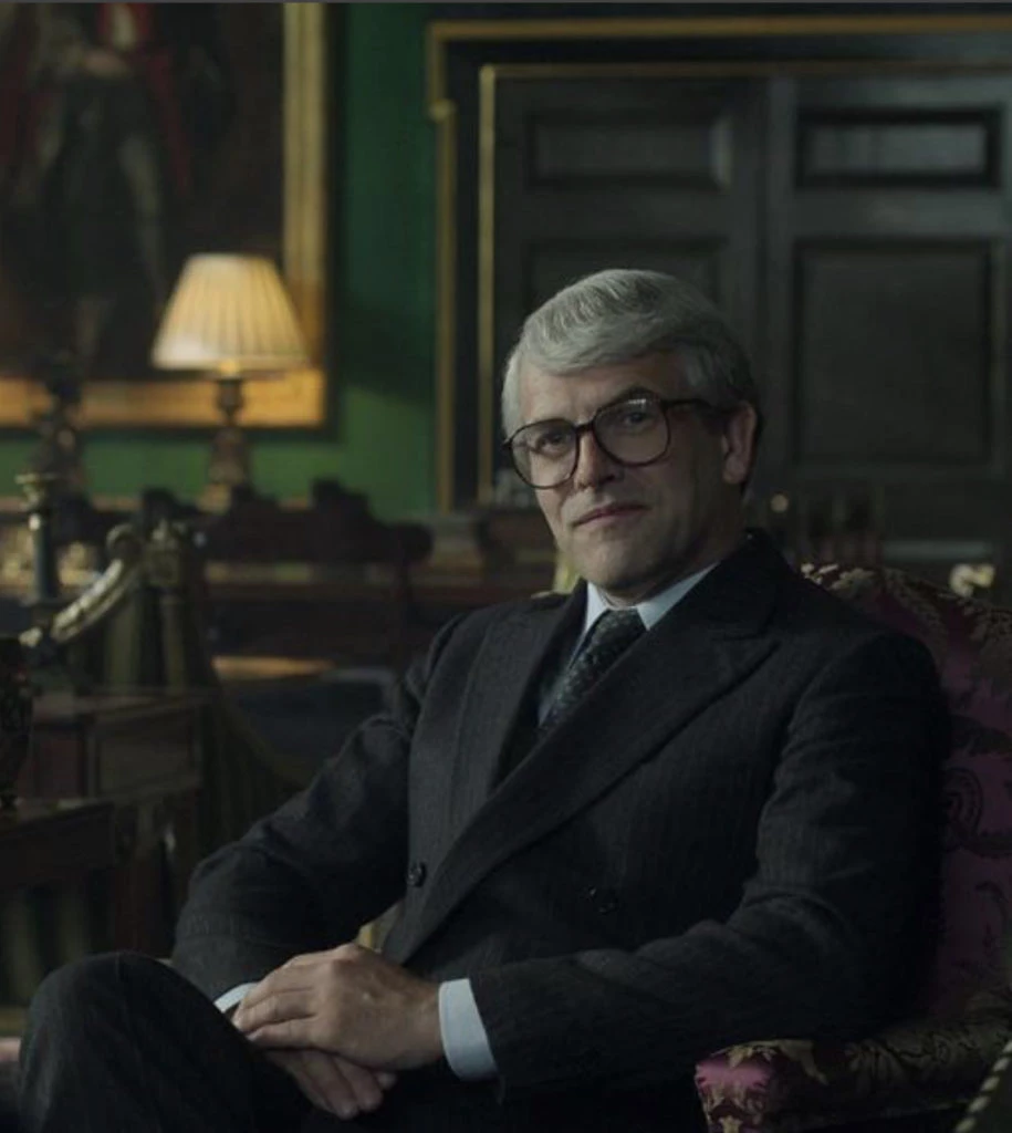 Jonny Lee Miller como John Major en The Crown. Foto: Instagram.