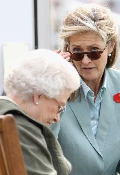Penny Knatchbull y la reina Isabel II. Foto: Pinterest.