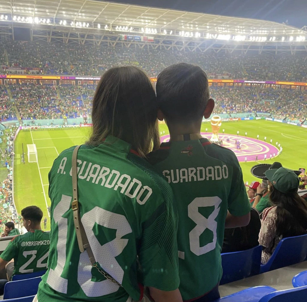 Sandra de la Vega con su hijo en Qatar. Foto: Instagram.