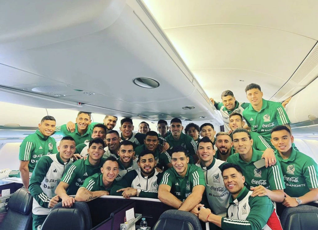 Rogelio Funes Mori junto al equipo de México recién llegados a Qatar. Foto: Instagram.