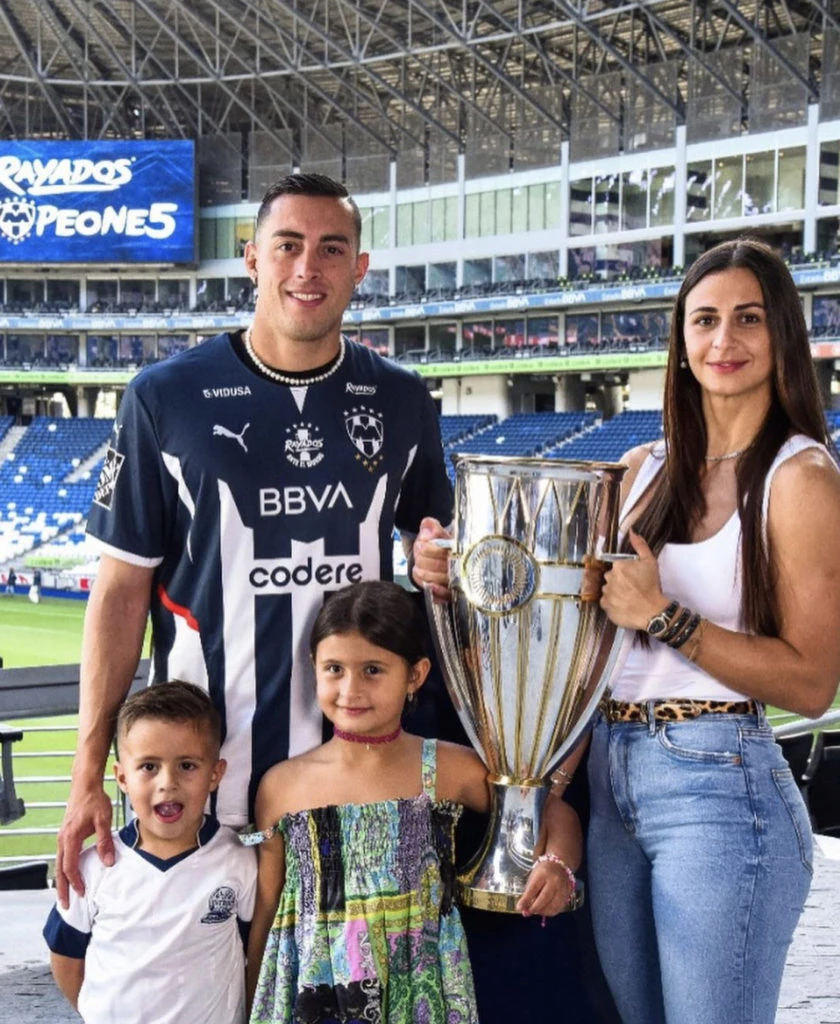 Rogelio Funes Mori junto a su familia celebrando un nuevo campeonato. Foto: Instagram.