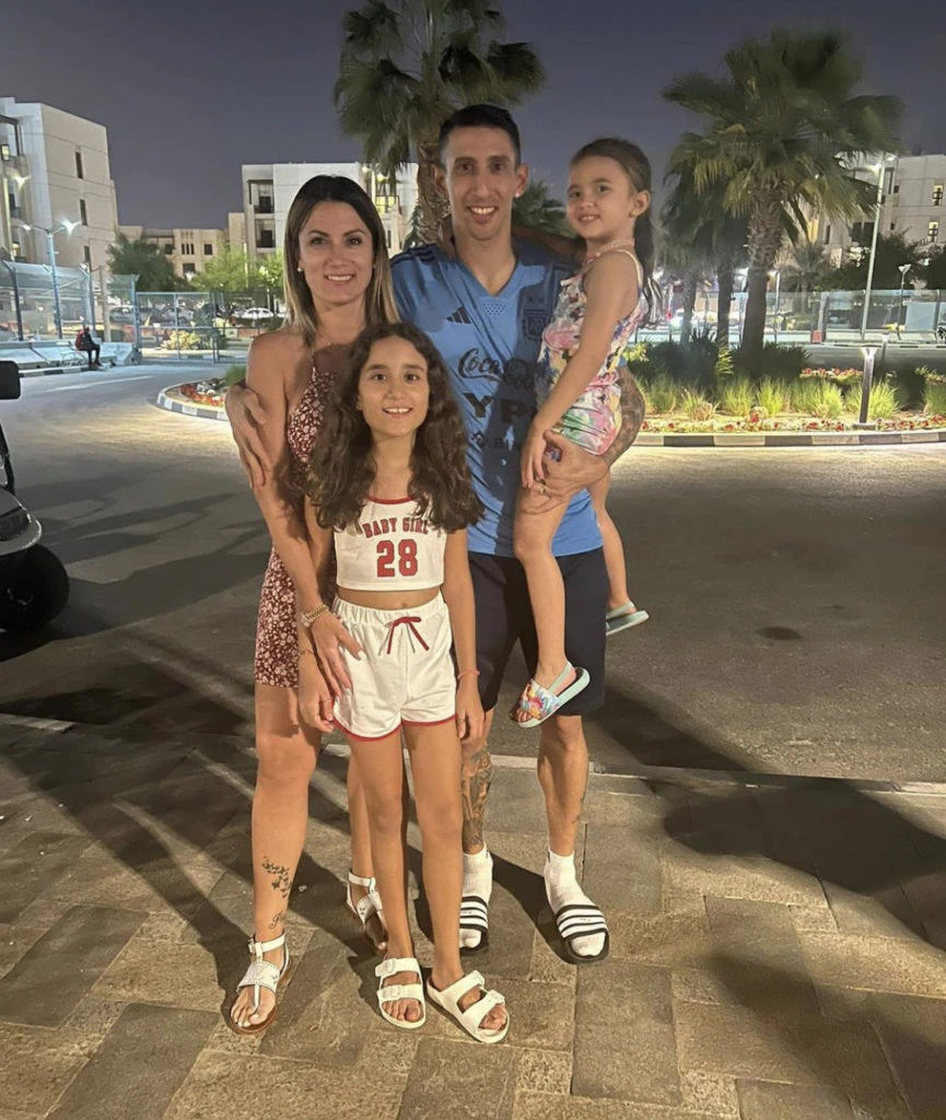 Di Maria en familia luciendo ojotas con medias. Foto: Instagram.