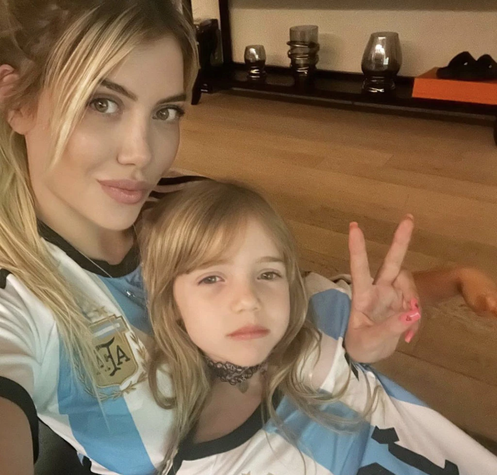 Wanda Nara y su hija alentando a Argentina