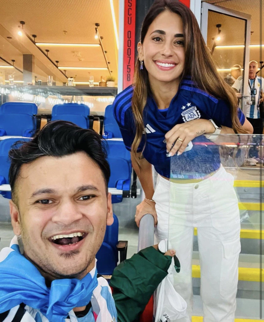 Antonela Roccuzzo con un fan en Qatar. Foto: Instagram.