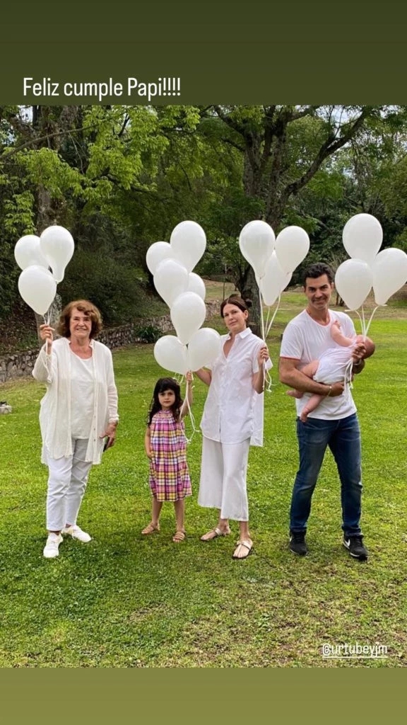 Isabel Macedo realizó una suelta de globos para recordar a su papá