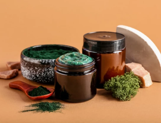 La espirulina es un alga beneficiosa para la piel muy usada en la cosmética vegana