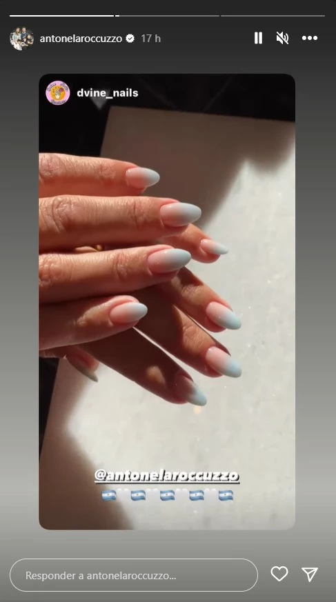 Las uñas albicelestes de Antonela Roccuzzo