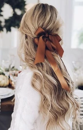 Los peinados semirrecogidos son tendencia y Margot Robbie nos muestra cómo se lleva