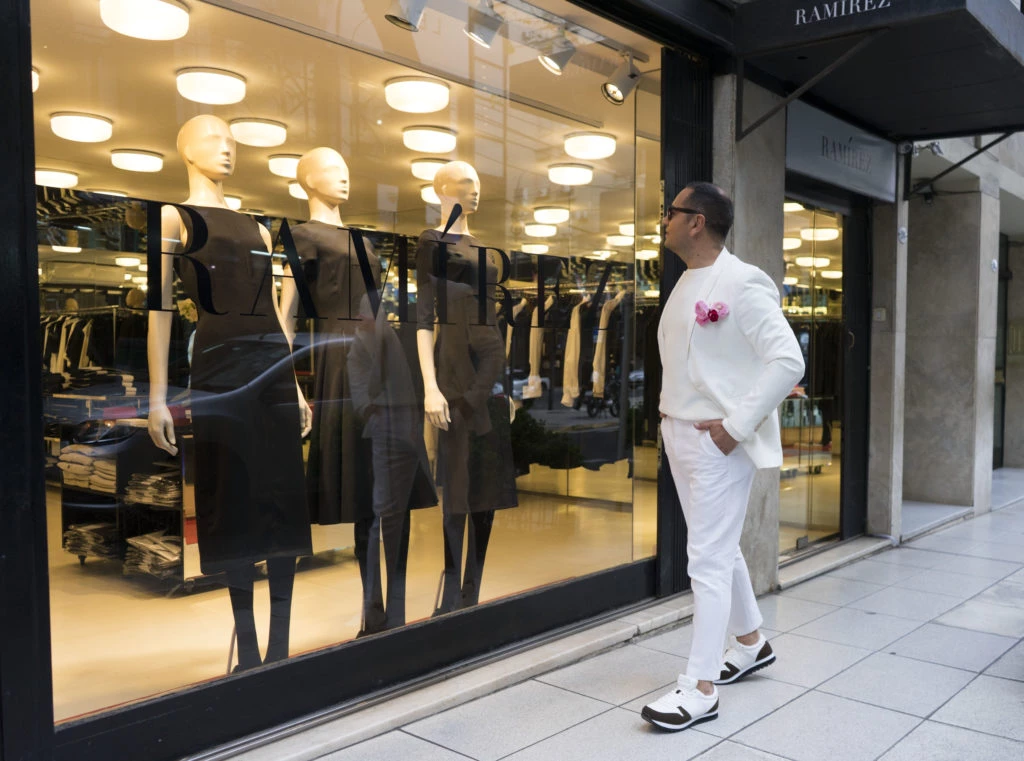 Fabián Medina Flores llegando a tienda de Pablo Ramírez