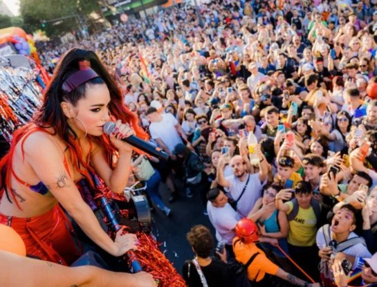 Lali estuvo presente en la Marcha del Orgullo y sorprendió a sus fans