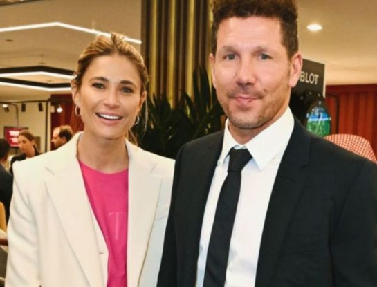 El look con un accesorio barbiecore que implementó Carla Pereyra para ver un partido en Qatar