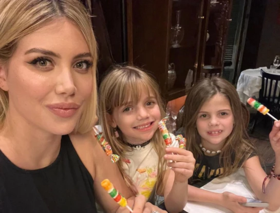 Los looks twinning de Wanda Nara y sus hijas en Roma
