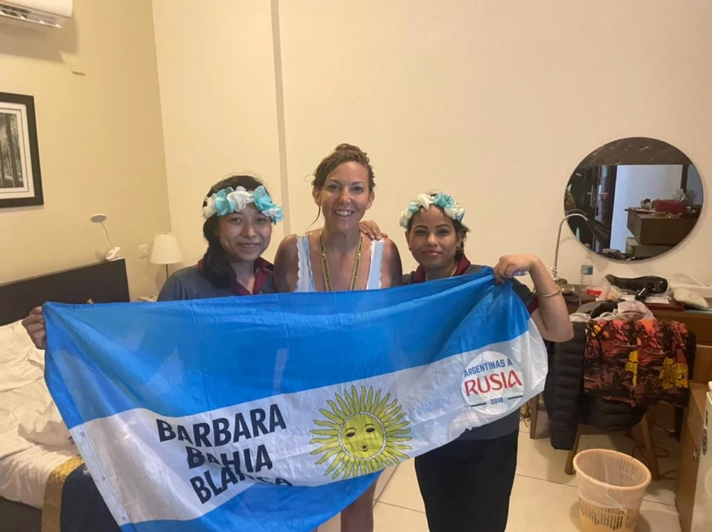 Bárbara Mc Coubrey con otras hinchas en Qatar