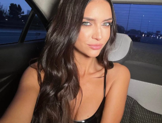 El sensual vestido trendy por el que apostó Zaira Nara 