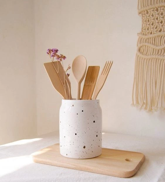 Los utensilios de madera son tendencia de decoración en cocinas