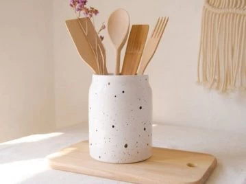 Los utensilios de madera son tendencia de decoración en cocinas