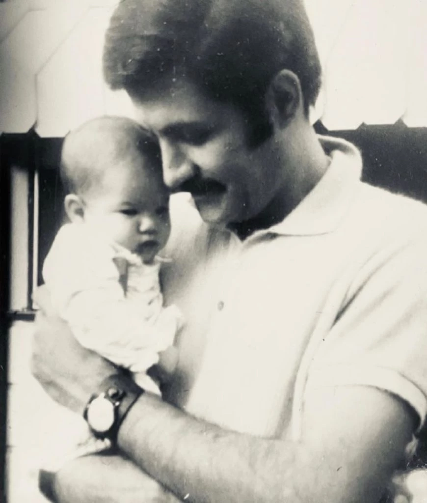 muere el papa de jennifer aniston